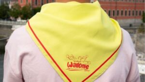 Des foulards jaunes aux lettres jaunes, pour les 103e “Fêtes de Wallonie”, à Namur