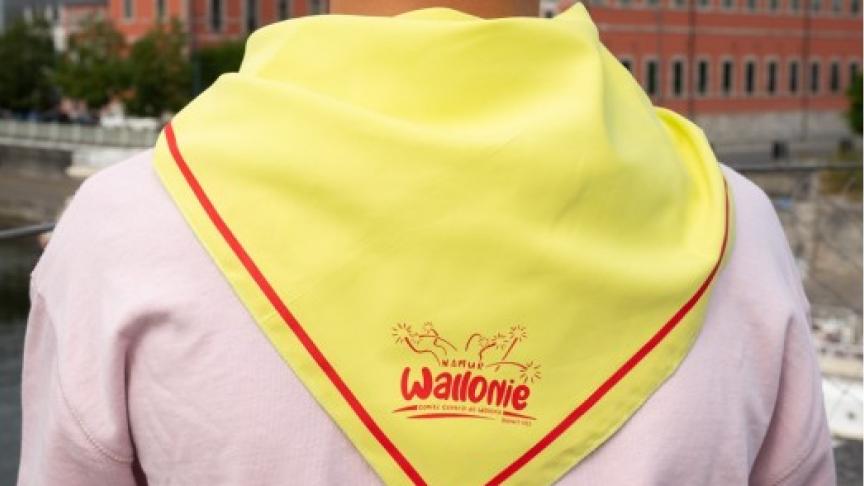 Des foulards jaunes aux lettres jaunes, pour les 103e “Fêtes de Wallonie”, à Namur